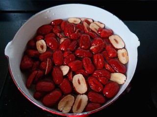 7、糖水鸡蛋汤,锅里加适量的清水，放入红枣。