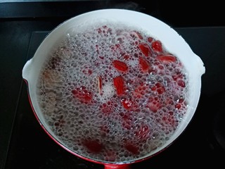 9、糖水鸡蛋汤,开大火炖煮半小时。