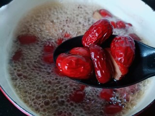 12、糖水鸡蛋汤,红枣的营养成分都释放出来，可以关火了！