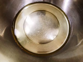 1、茶点——花生小酥饼,盆里加入玉米油