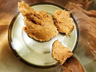 2、茶点——花生小酥饼,加入颗粒花生酱