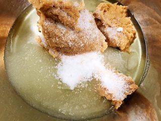 4、茶点——花生小酥饼,再研磨一些玫瑰盐,没有玫瑰盐用普通盐