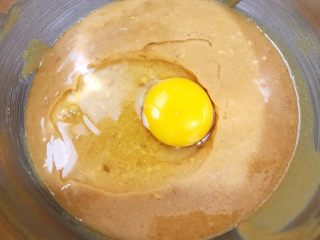 6、茶点——花生小酥饼,打入一个鸡蛋