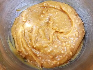 7、茶点——花生小酥饼,把鸡蛋完全打散混合