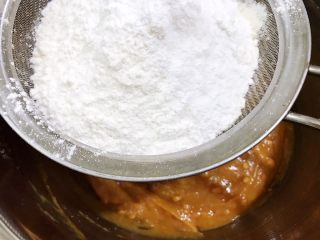 8、茶点——花生小酥饼,筛入低筋面粉和泡打粉