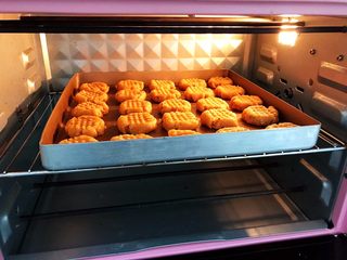 13、茶点——花生小酥饼,放入预热好的烤箱中层180度烤18到20分钟左右