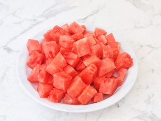 2、西瓜凉糕,西瓜去皮去籽取果肉500克切成小块