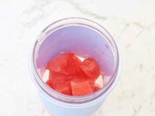 3、西瓜凉糕,放入果汁杯