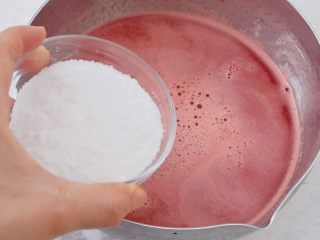 7、西瓜凉糕,加入白凉粉