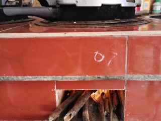 3、甜酒酿（妈妈版本零失败）,接下来慢慢放柴火，因为我蒸的4斤整整的量，直到高压锅气出来，怕不熟，再放10分钟的柴火，就可以了，灭火就可以了，等压力锅气走就打开，闻到好香的糯米饭味道????