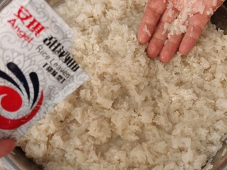 5、甜酒酿（妈妈版本零失败）,划重点来啦！！！必须把热的糯米饭，自然放凉才可以，一点温热都不行，老母亲说，有点余温的糯米，做出来的甜酒酿，都是酸的，会不好吃，我买的安琪的甜酒曲，一包可以酿4到5斤糯米，我4斤的米，刚好用了整整一包