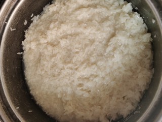 7、甜酒酿（妈妈版本零失败）,这是老妈子混合好的状态，本来不打算放这一步的，怕大家看的不清楚，所以我增加了一行，方便大家看加的水量（有掌声不????????）