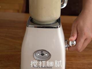 3、亲手做健康的【木糖醇月饼】,莲子使用美食锅煮熟，倒入料理杯中，加入木糖醇，拧上刀头，置于主机，搅打细腻