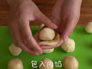 6、亲手做健康的【木糖醇月饼】,取一份外皮捏扁，包入内馅，用模具压出形状