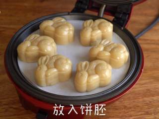 7、亲手做健康的【木糖醇月饼】,小红锅最高温预热完成后，铺入5张烘焙纸，放入饼胚，盖上上盖