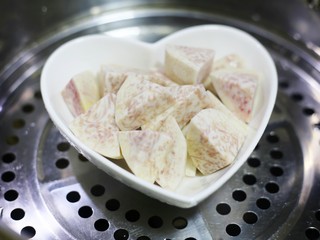 2、奶香芋泥芝麻球,芋头去皮洗干净,切块上蒸锅蒸熟。