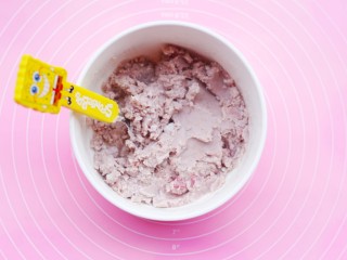 3、奶香芋泥芝麻球,将蒸熟的芋头捣成泥。