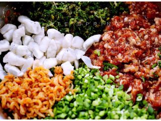 9、虾仁野菜盒子,搅拌好的肉馅加入切好的虾仁、韭菜、蒲公英和金沟海米