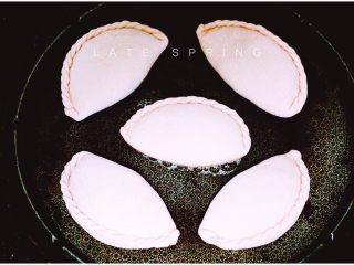 14、虾仁野菜盒子,电饼铛提前预热后、放入包好的盒子