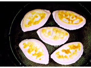 15、虾仁野菜盒子,煎至两面金黄即可……