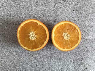 2、香橙溶豆,橙子对半切开