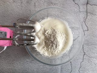 6、香橙溶豆,两个蛋清打发至有纹路加入玉米淀粉继续打发