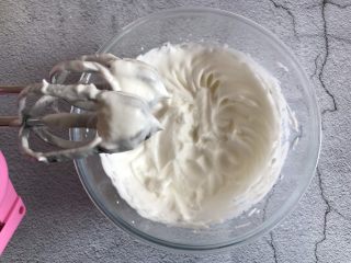 7、香橙溶豆,打至打蛋器有阻力，纹路变多即可