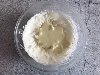 8、香橙溶豆,倒入橙汁糊，翻拌均匀