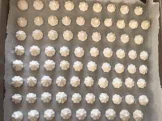 10、香橙溶豆,挤入烤盘，上下火100烤60分钟即可