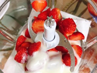 2、草莓奶昔,一起倒入搅拌机