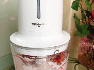 3、草莓奶昔,开启2档，几秒钟搞定