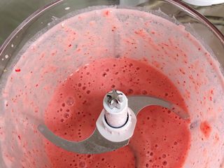 4、草莓奶昔,草莓越多颜色越红，想要淡粉色的奶昔，草莓4-6个就可以了
