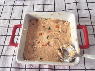 8、宝宝辅食10M➕：豆腐蔬菜条,往容器里倒入豆腐蔬菜泥，抹平表面