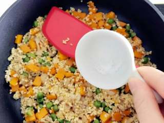 4、宝宝辅食：南瓜苹果炊饭,加少许盐调味，并翻炒拌匀。