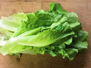 3、生菜乳酪芝麻煎饼,把生菜放在案板上