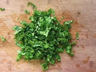 4、生菜乳酪芝麻煎饼,只取绿色部分切碎