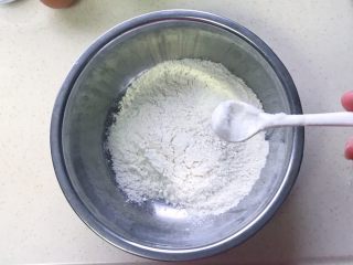 7、生菜乳酪芝麻煎饼,撒上盐