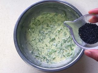 11、生菜乳酪芝麻煎饼,搅拌均匀后加入黑芝麻