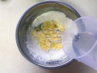 9、生菜乳酪芝麻煎饼,倒入清水