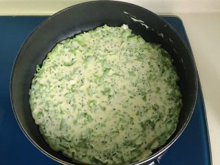 16、生菜乳酪芝麻煎饼,可以利用硅胶刮刀轻轻帮助摊开面糊