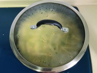 19、生菜乳酪芝麻煎饼,盖上锅盖焖煎一会