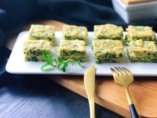 22、生菜乳酪芝麻煎饼,切开、装盘、拍照、开吃！营养健康还有蔬菜的清香和芝麻香，太美味了……