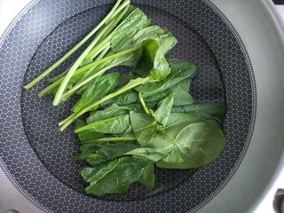 5、菠菜鸡蛋糕,菠菜焯水