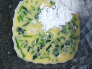 7、菠菜鸡蛋糕,把菠菜碎，葱花，淀粉，倒入鸡蛋液里，搅拌均匀