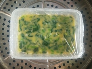 9、菠菜鸡蛋糕,再盖上一层保鲜膜，用牙签扎几个洞，开水上锅蒸15分钟