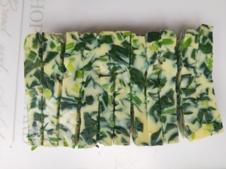 11、菠菜鸡蛋糕,切成条或者块。