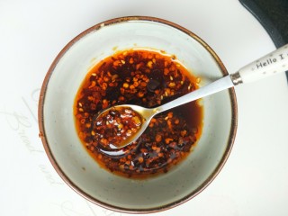 13、菠菜鸡蛋糕,如果小宝宝吃，晾一下就可以吃了。如果大人吃，可以淋上生抽。喜欢吃辣的，就调个辣椒汁蘸着吃。生抽，醋，鸡精，香油，辣椒油。