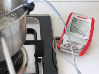 7、奶香浓郁牛轧糖（熬糖版），越嚼越香,糖水温度达到140度以上，约142度，离火。