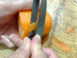 5、胡萝卜炒虾仁,胡萝卜削皮。