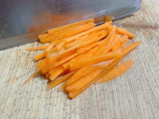 6、胡萝卜炒虾仁,切丝备用,也可用刨丝器直接削出均匀细丝。